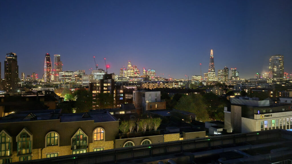 Blick auf die Londoner Skyline bei Nacht vom Hotelzimmer im Marlin Waterloo