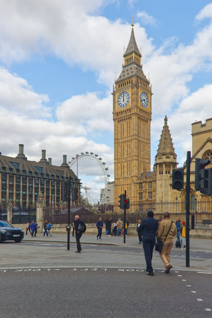 Big Ben und London Eye vom Parliament Square aus, London