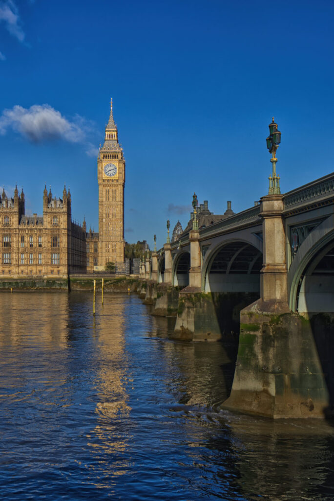 Blick vom Südüfer, Westminster Bridge Bögen als Führungslinie, Big Ben im Hintergrund, London