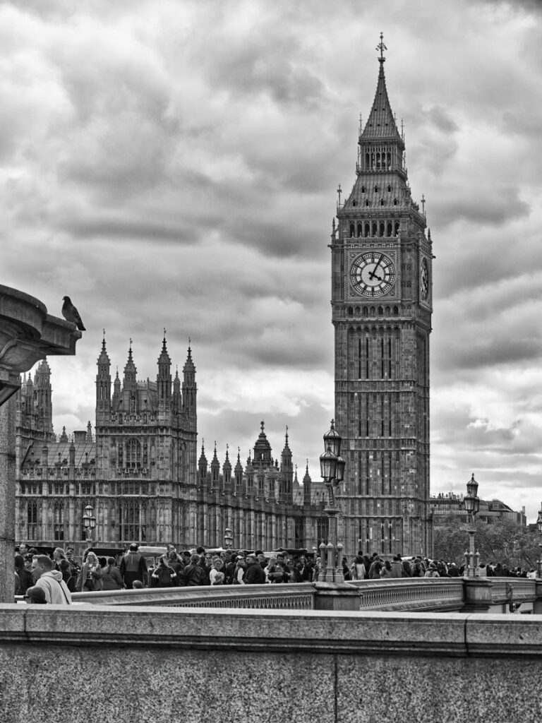 Westminster Bridge mit Menschenmenge und Big Ben im Hintergrund, Schwarzweißfoto, London