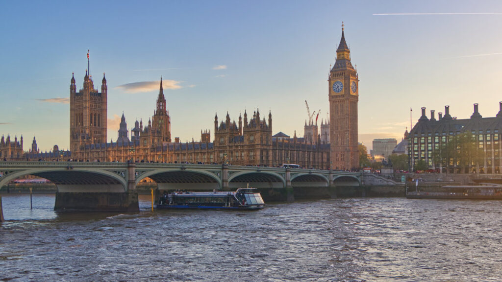 Westminster Bridge und Palace of Westminster am Abend vom Südufer der Themse, Boot auf der Themse, London