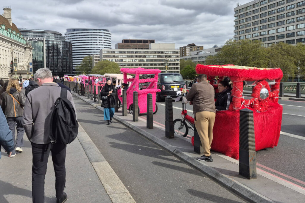 Reihe bunter Rikschas auf der Westminster Bridge, London