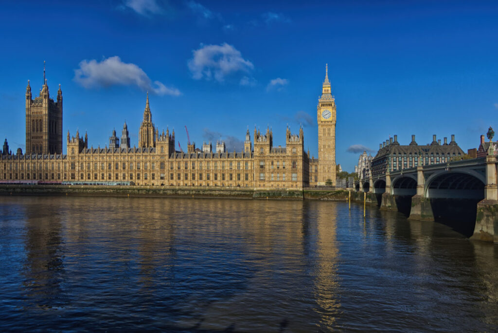 Blick vom Südufer der Themse auf den Palace of Westminster, Big Ben und die Westminster Bridge, London