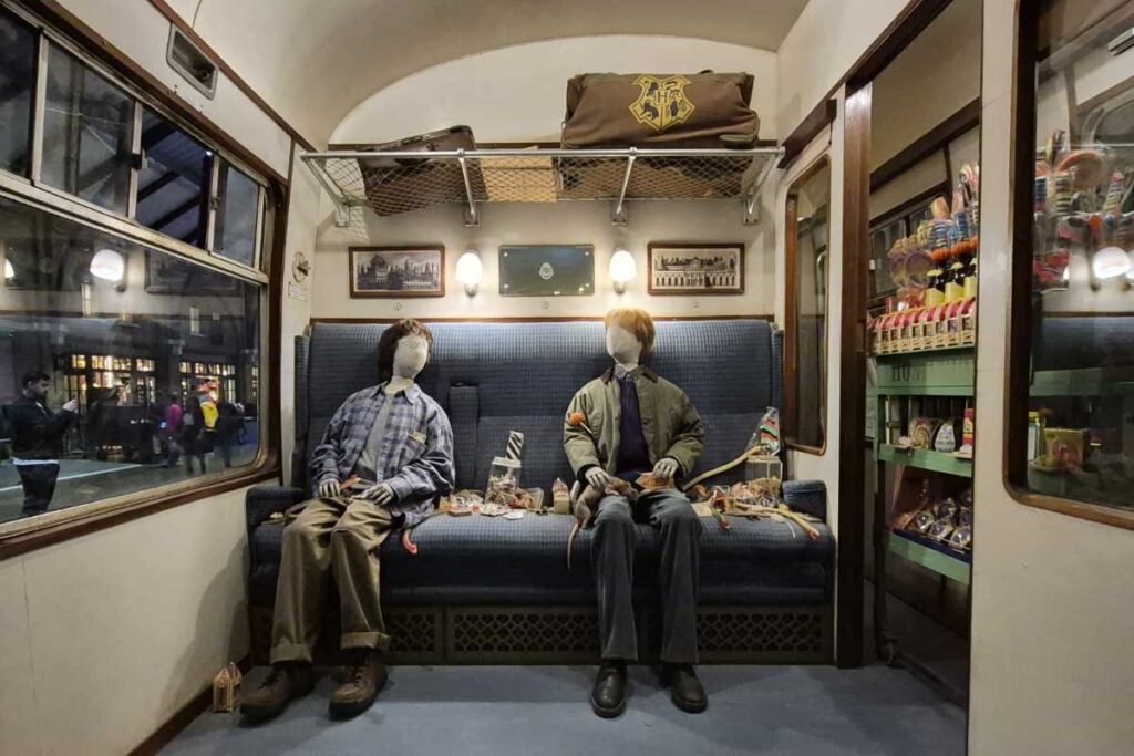 Harry und Ron im Abteil des Hogwarts-Express in der Harry Potter Studio Tour London.
