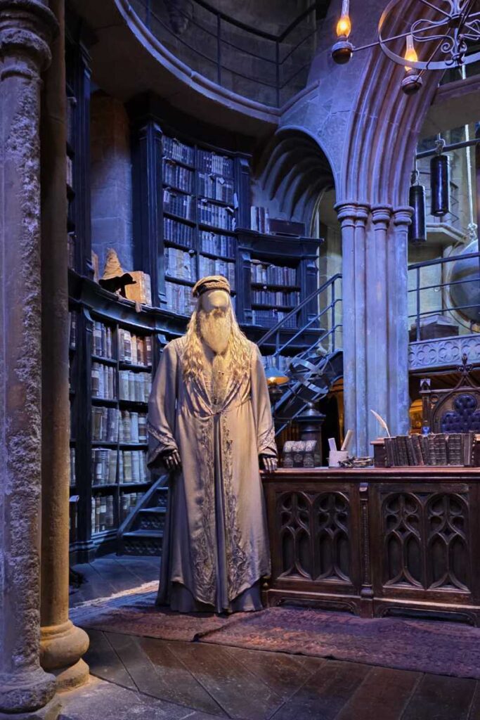 Dumbledores Kostüm vor der Bibliothek in seinem Büro in der Harry Potter Studio Tour London.