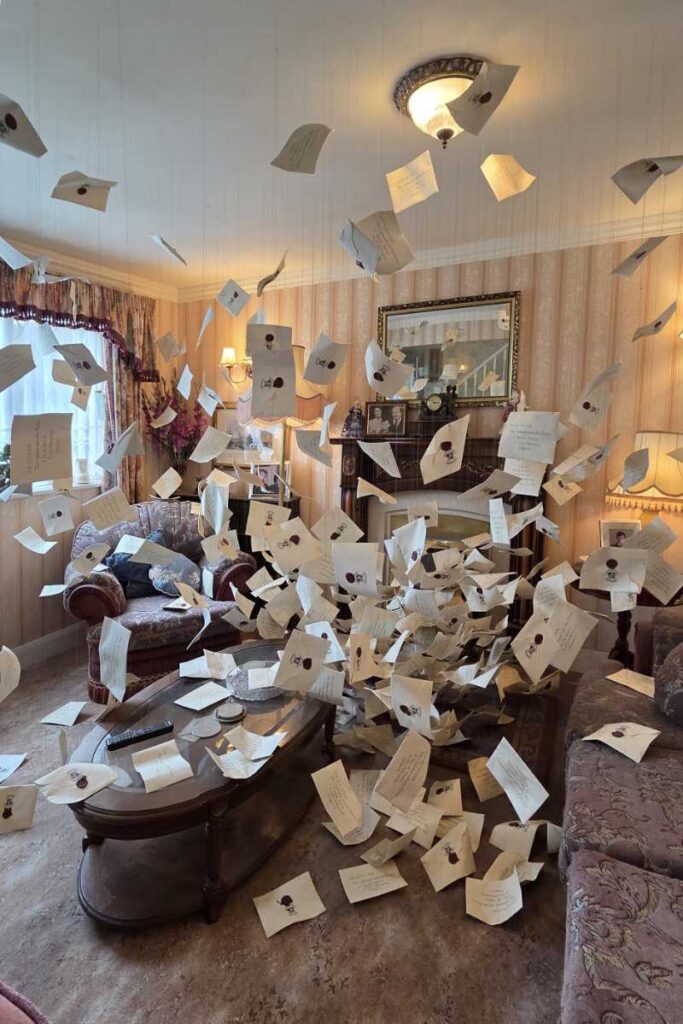 Hunderte fliegende Hogwarts-Zulassungen im Dursley-Wohnzimmer der Harry Potter Studio Tour London.