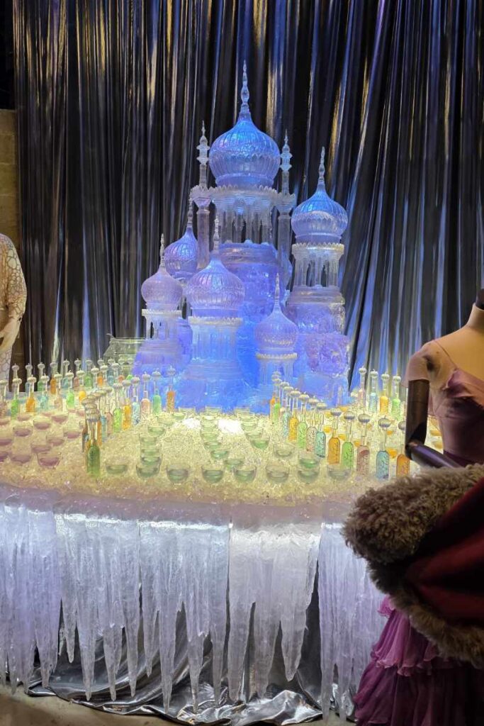 Das leuchtende Eisschloss vom Weihnachtsball aus Harry Potter und der Feuerkelch in der Harry Potter Studio Tour London.