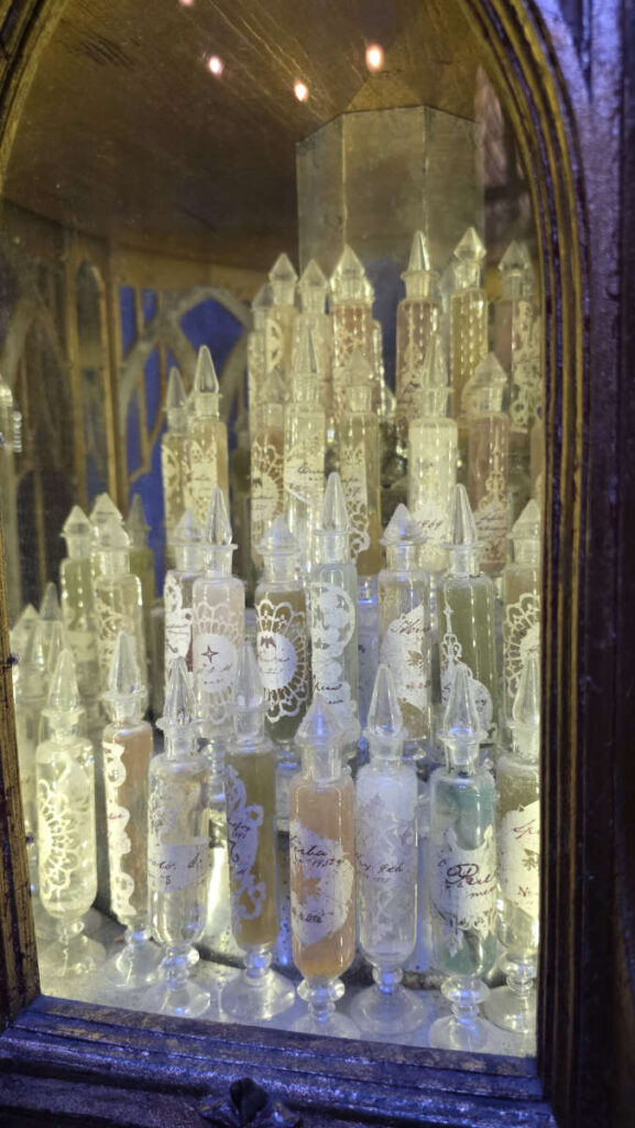 Handgefertigte Erinnerungsphiolen im Denkarium in Dumbledores Büro der Harry Potter Studio Tour London.