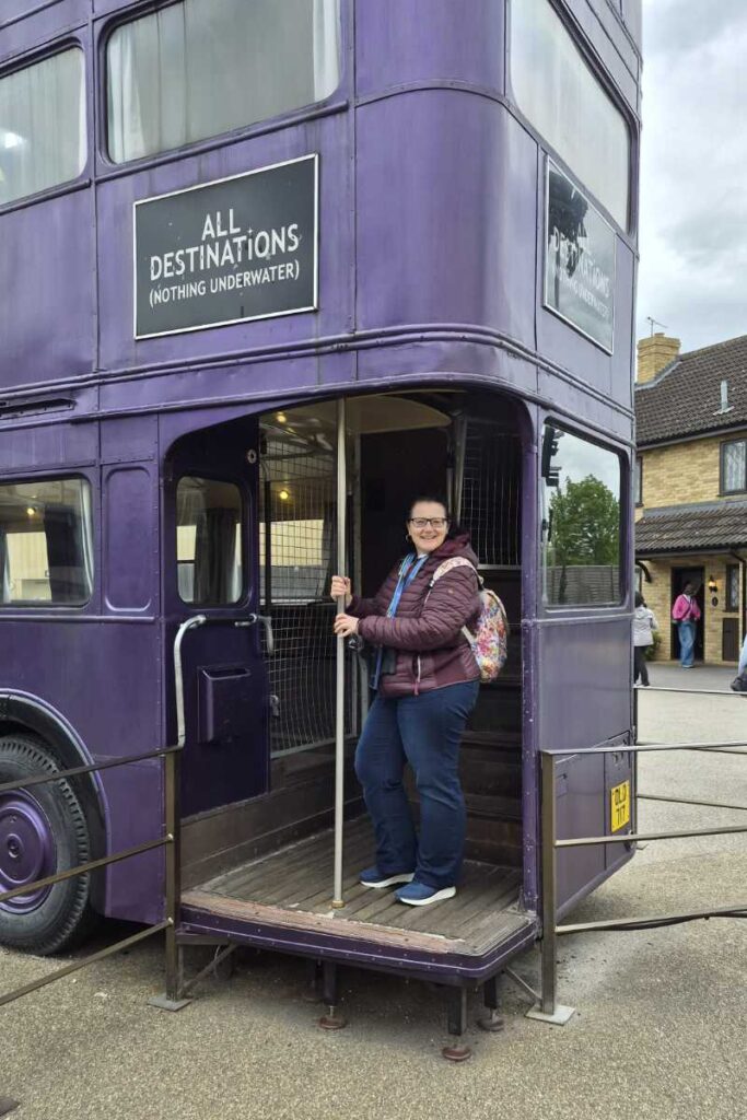 Besuch im Eingang des Fahrenden Ritters im Außenbereich der Harry Potter Studio Tour London.