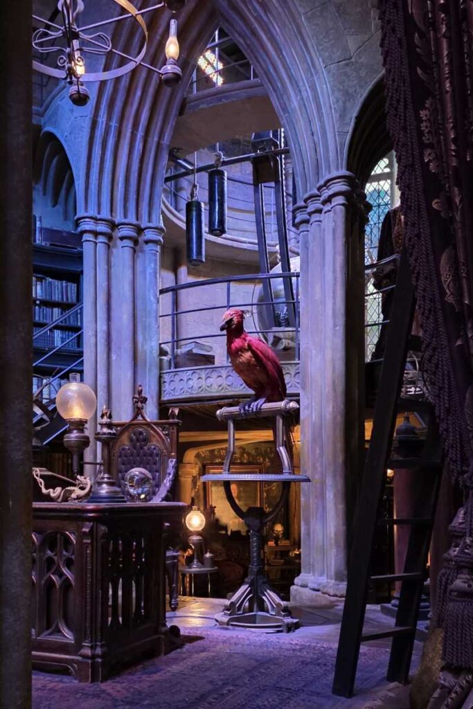 Fawkes, der Phönix, auf seiner Stange in Dumbledores Büro der Harry Potter Studio Tour London.