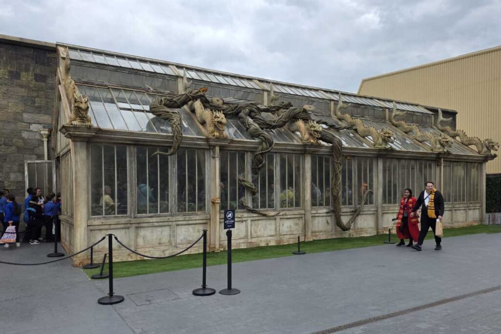 Das Gewächshaus von Professor Sprout im Außenbereich der Harry Potter Studio Tour London.