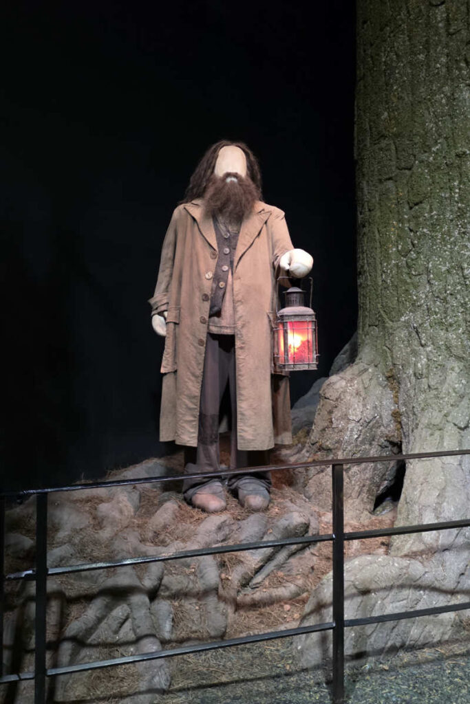 Hagrids Kostüm mit Laterne am Eingang zum Verbotenen Wald in der Harry Potter Studio Tour London.
