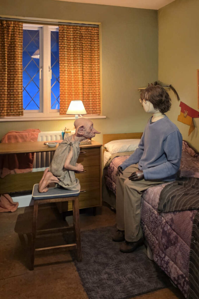 Harry Potter und Dobby in Harrys Zimmer im Ligusterweg 4 der Harry Potter Studio Tour London.