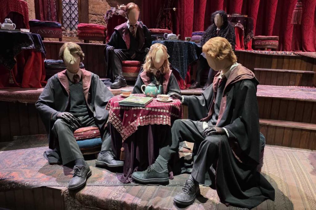 Harry, Ron und Hermine beim Teeblätterlesen im Wahrsage-Klassenzimmer der Harry Potter Studio Tour London.