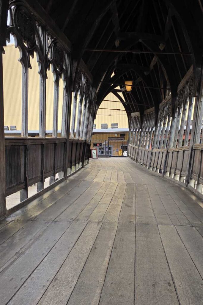 Die Hogwarts-Brücke im Außenbereich der Harry Potter Studio Tour London.