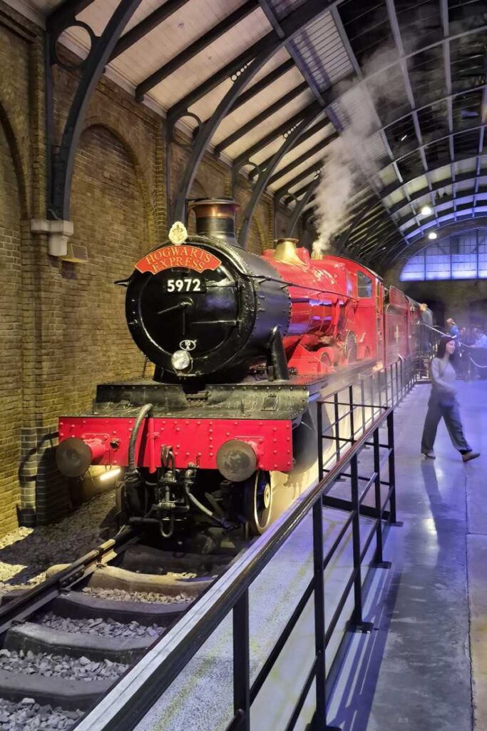 Die rote Lokomotive 5972 des Hogwarts-Express im nachgebauten Bahnhof der Harry Potter Studio Tour London.