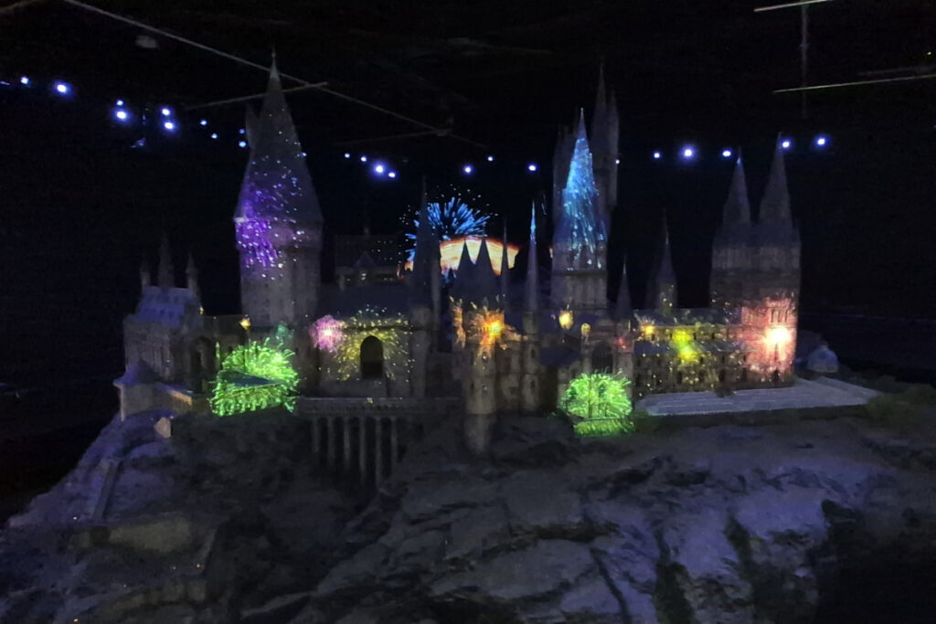 Das Hogwarts-Modell bei Nacht mit simuliertem Feuerwerk in der Harry Potter Studio Tour London.