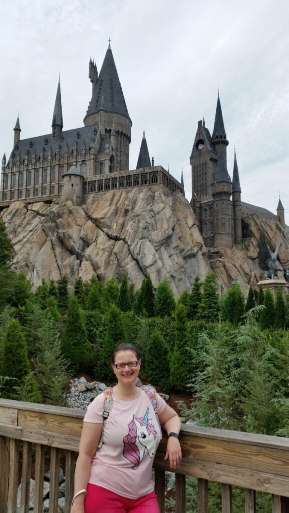Vor dem nachgebauten Hogwarts-Schloss in The Wizarding World of Harry Potter Themenpark in den Universal Studios Orlando.