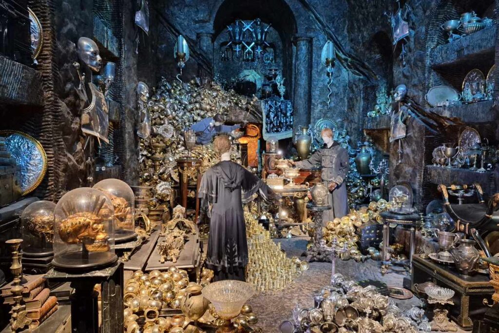 Der Lestrange-Tresor mit Bellatrix Lestranges Kostüm und Schatztruhen in der Harry Potter Studio Tour London.