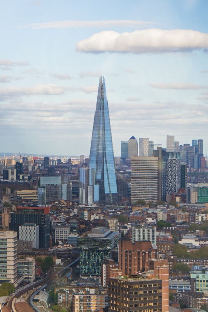Ausblick aus der Kapsel des London Eye auf den Shard und Canary Wharf