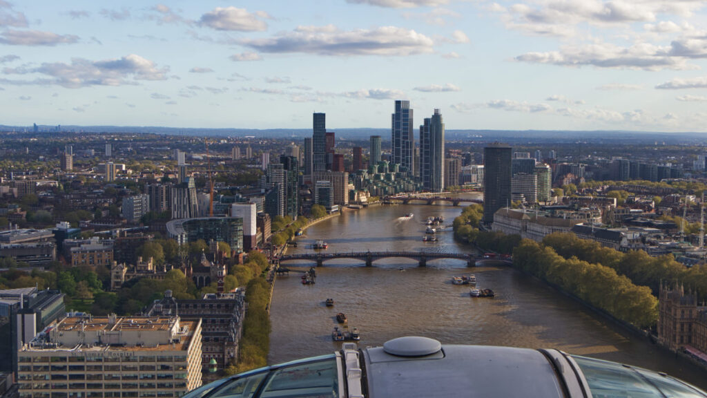 Ausblick aus der Kapsel des London Eye auf die Themse mit mehreren Brücken Richtung Westen