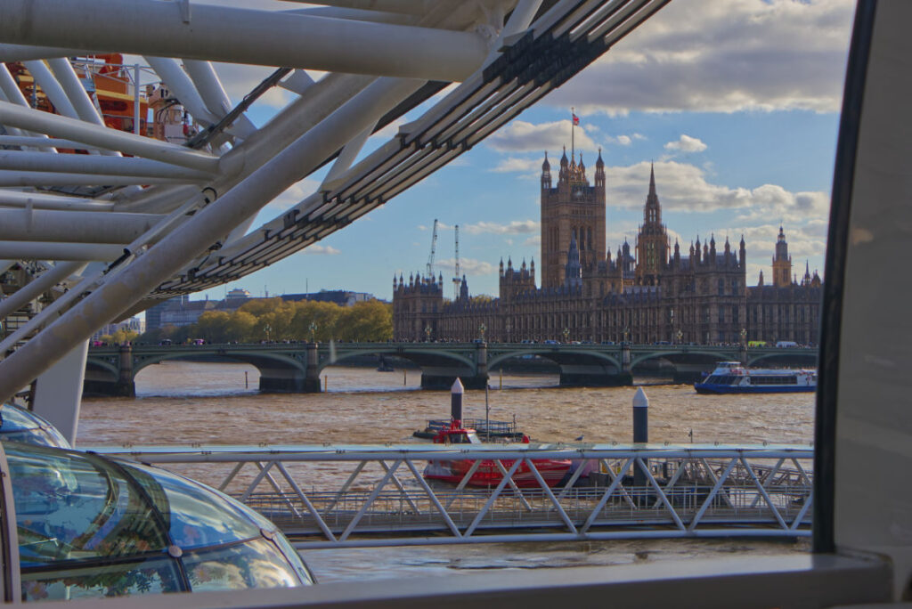 Ausblick aus der Kapsel des London Eye auf Westminster und die Themse im Abendlicht