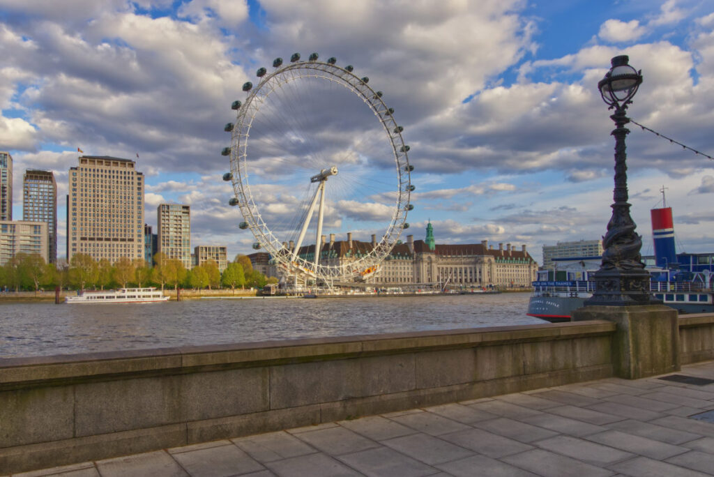 Blick vom Victoria Embankment auf das London Eye mit viktorianischer Laterne im Vordergrund