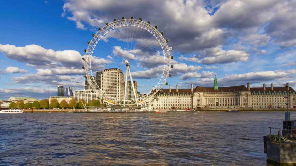 London Eye vom Embankment aus mit Themse und Skyline im Hintergrund