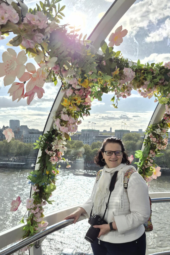 Barbara in der Glaskapsel des London Eye mit Blumendekoration und Blick auf die Themse