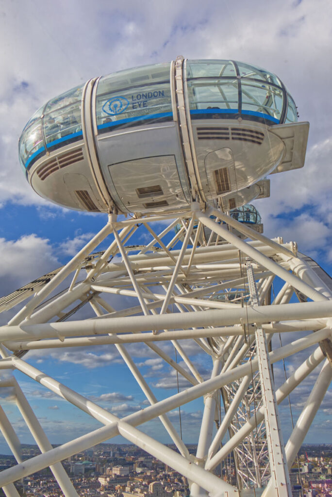 Detailaufnahme einer Kapsel des London Eye mit Stahlkonstruktion gegen Wolkenhimmel