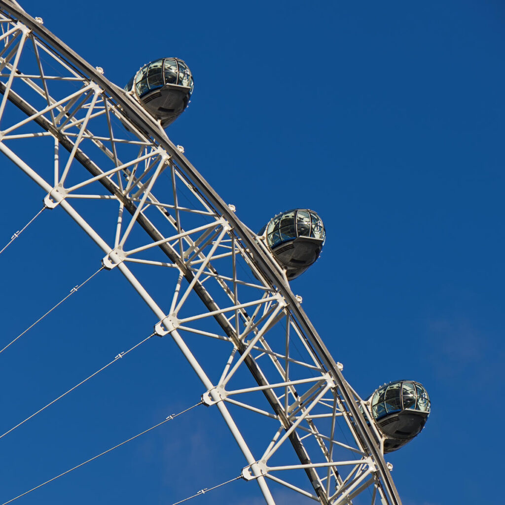 Reihe von Kapseln des London Eye vor tiefblauem Himmel
