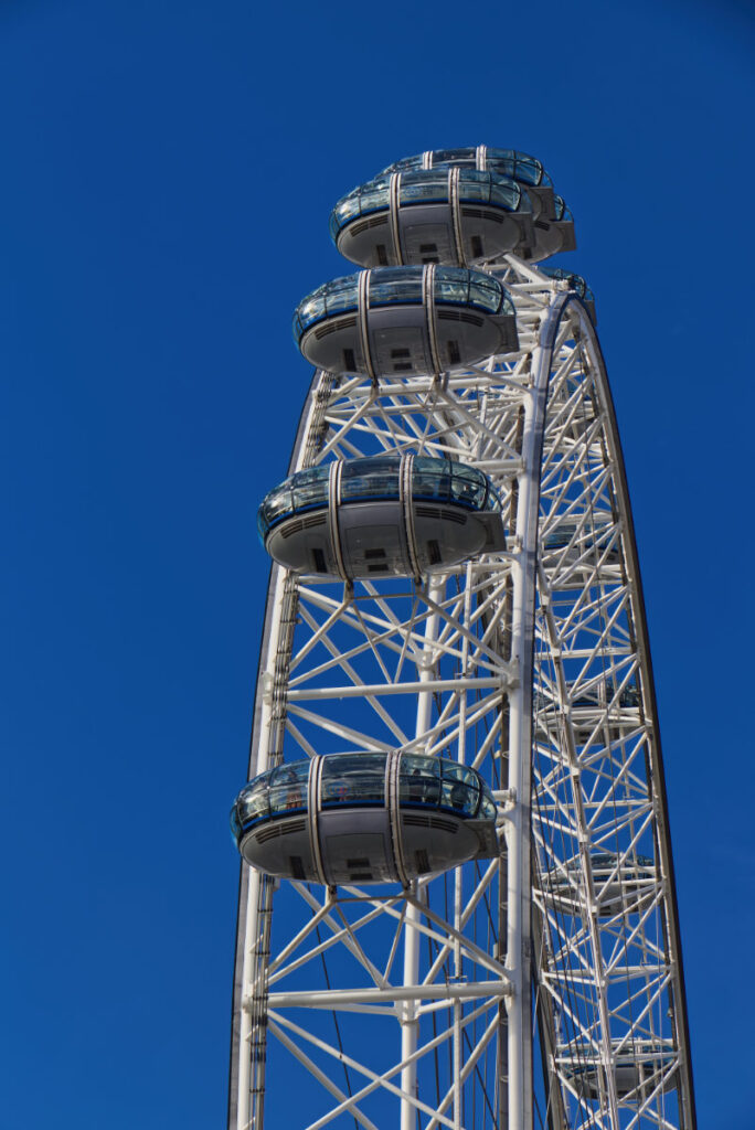 Hochformat der Kapseln des London Eye vor blauem Himmel