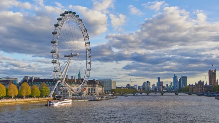 London Eye bei Abenddämmerung mit Blick auf die Themse und Westminster Bridge