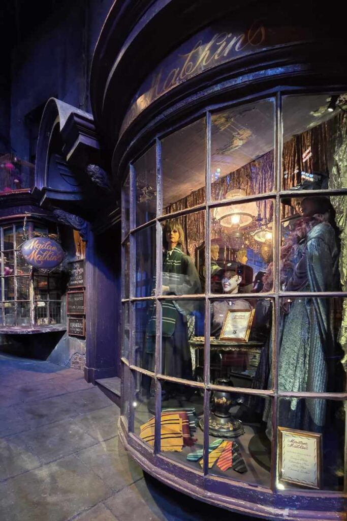 Das Schaufenster von Madam Malkins Roben für alle Gelegenheiten in der Winkelgasse der Harry Potter Studio Tour London.