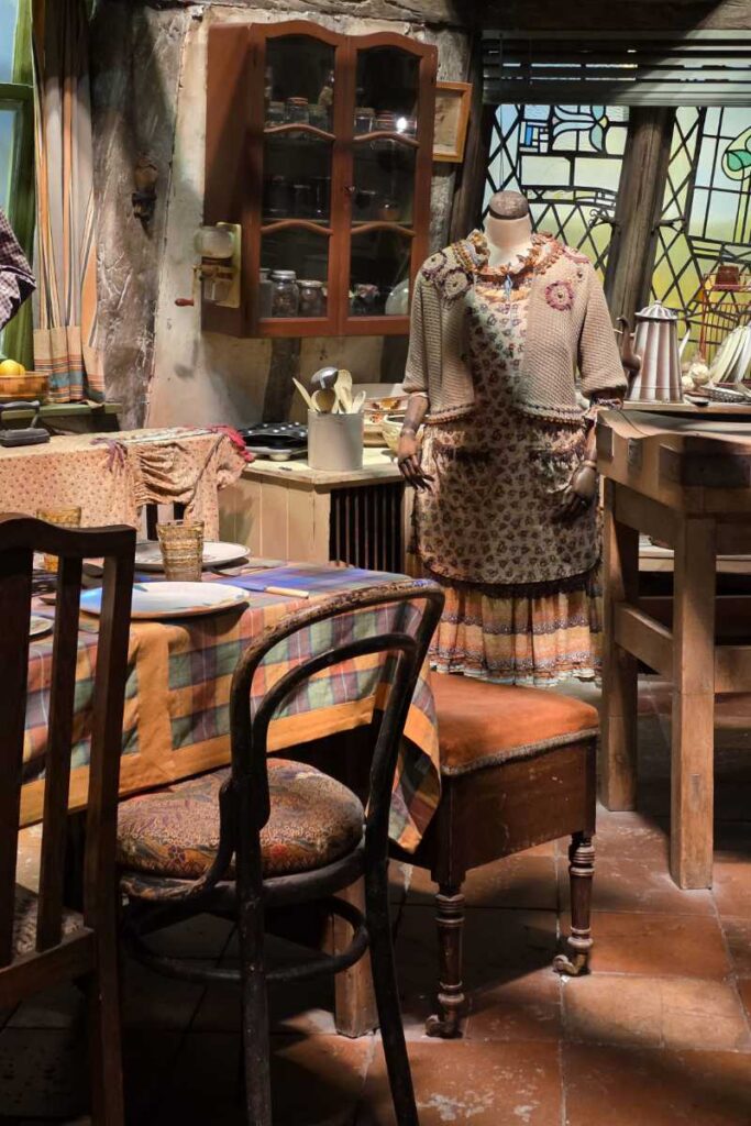 Molly Weasleys Kostüm in der Weasley-Küche der Harry Potter Studio Tour London.