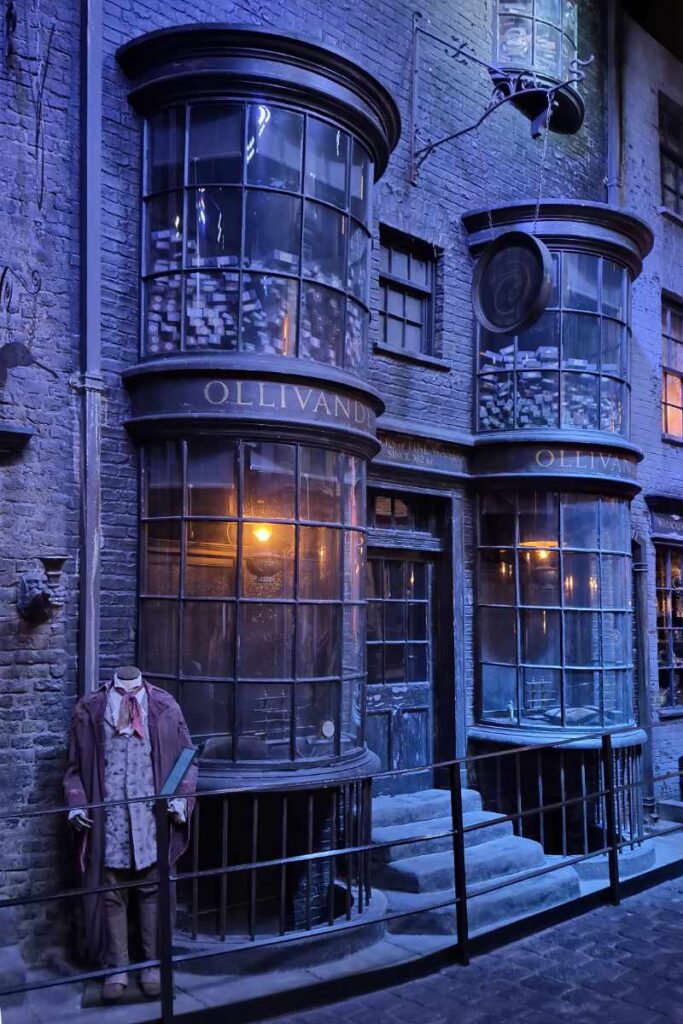 Die Fassade von Ollivanders Zauberstabladen in der Winkelgasse der Harry Potter Studio Tour London.