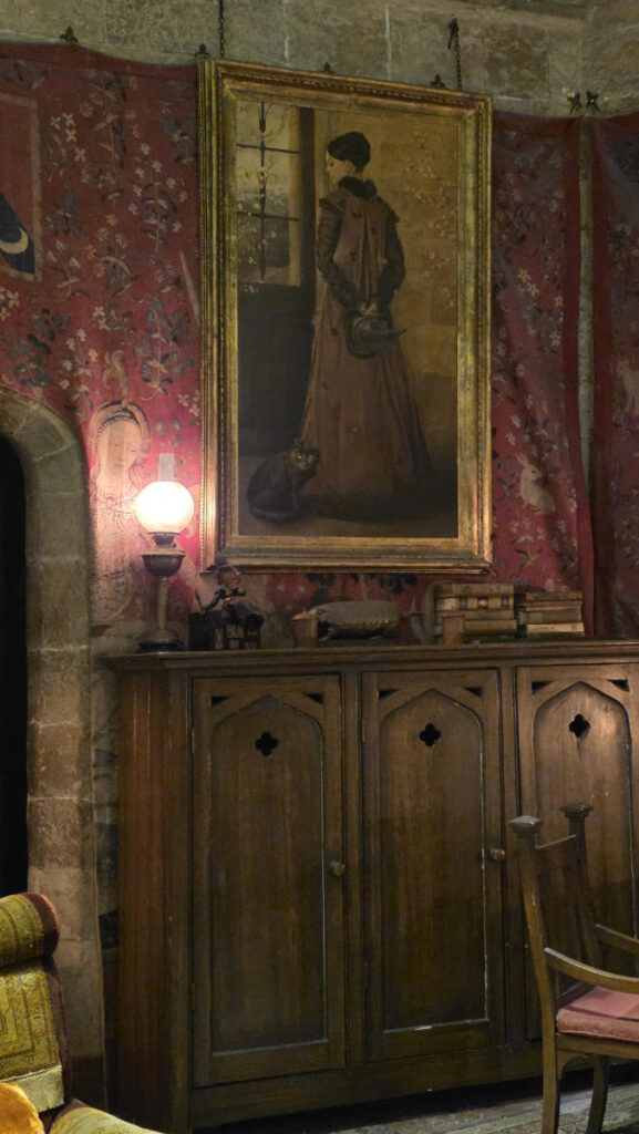 Porträt der jungen Minerva McGonagall im Gryffindor-Gemeinschaftsraum der Harry Potter Studio Tour London.