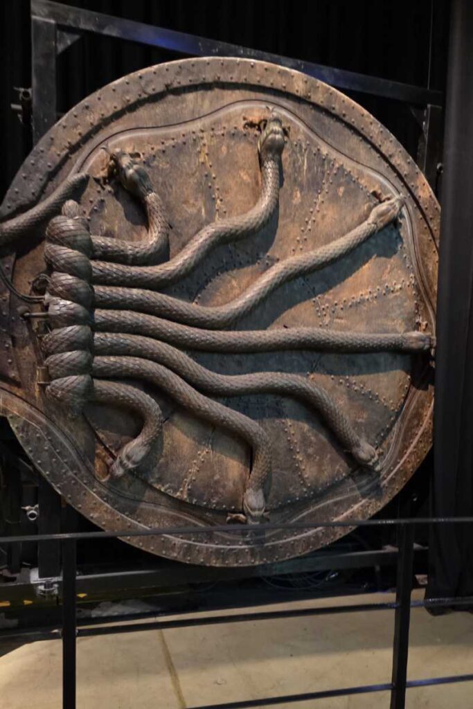 Das mechanische Schlangentor zur Kammer des Schreckens in der Harry Potter Studio Tour London.