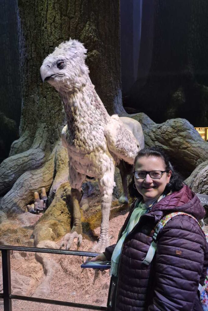 Besuch neben dem lebensgroßen Animatronik-Modell von Seidenschnabel im Verbotenen Wald der Harry Potter Studio Tour London.
