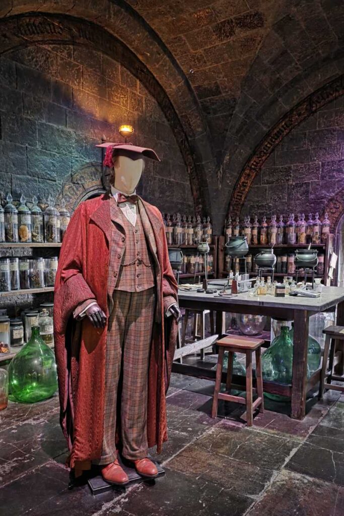 Professor Slughorns buntes Kostüm im Zaubertrank-Klassenzimmer der Harry Potter Studio Tour London.