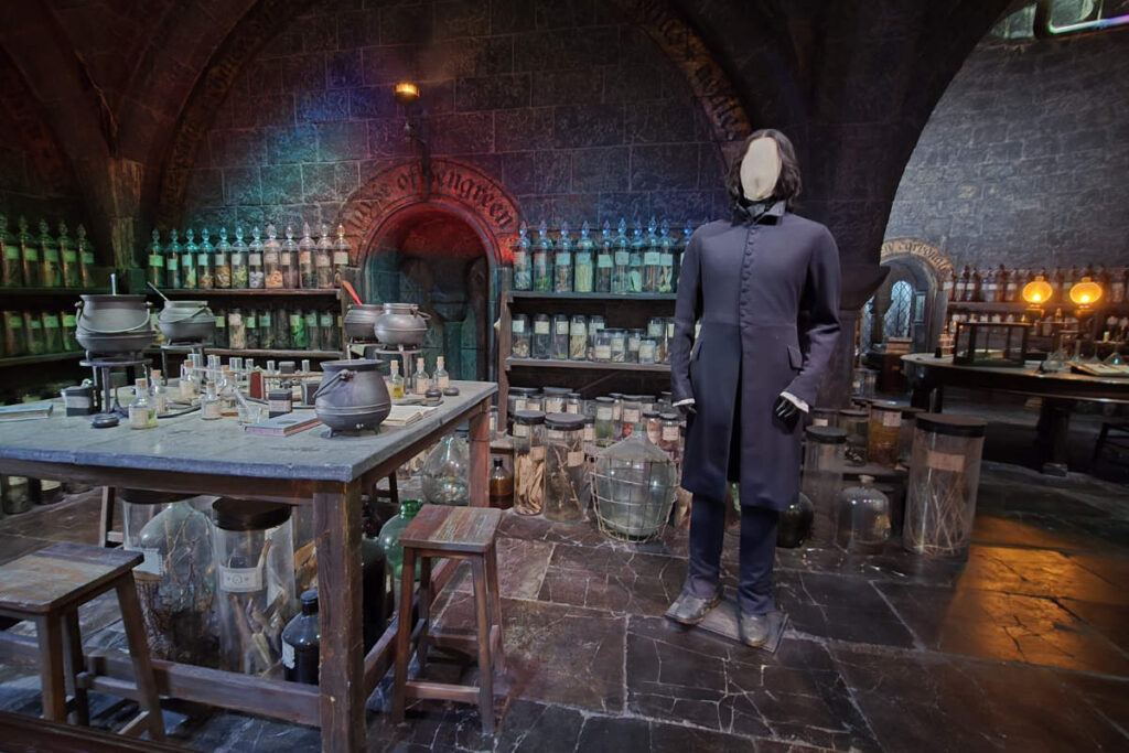 Snapes schwarzes Kostüm im Zaubertrank-Klassenzimmer der Harry Potter Studio Tour London.