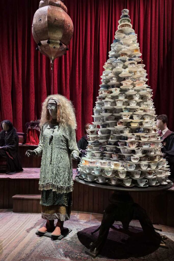 Professor Trelawneys Kostüm neben dem Teetassen-Turm im Wahrsage-Klassenzimmer der Harry Potter Studio Tour London.
