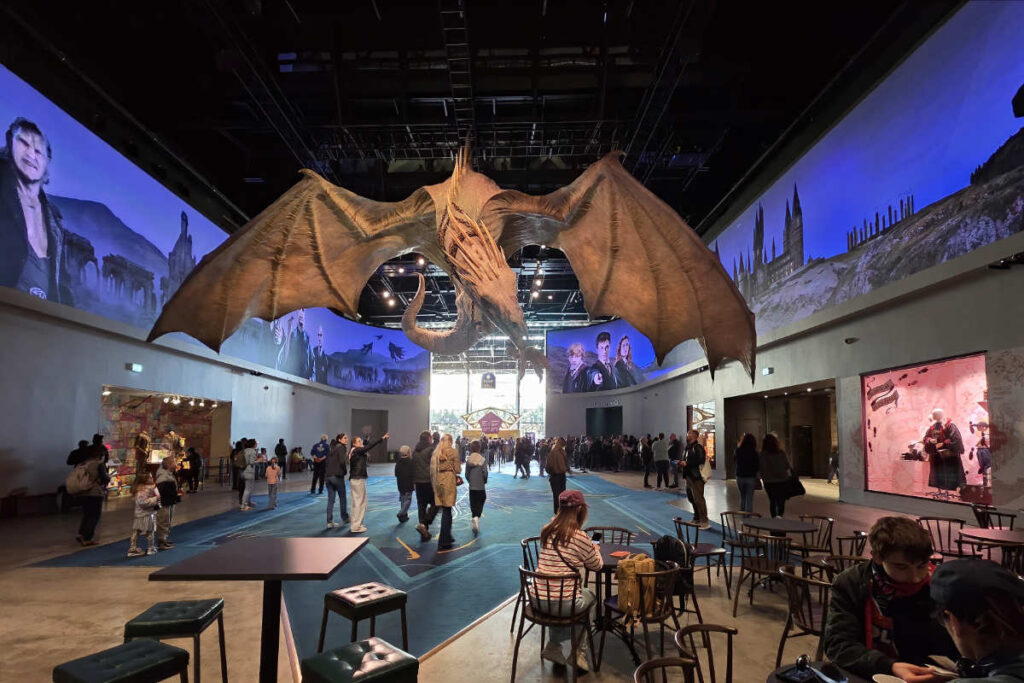 Der Ukrainische Eisenbauch hängt über der Eingangshalle der Harry Potter Studio Tour London.