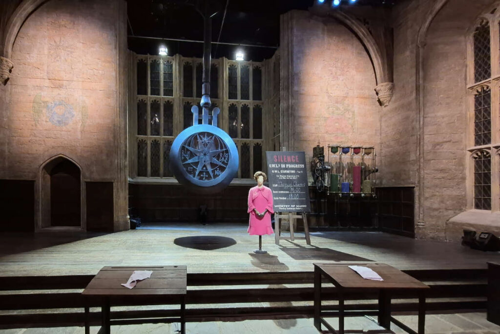 Professor Umbridges pinkes Kostüm und das Z.A.G.-Prüfungssetup in der Großen Halle der Harry Potter Studio Tour London.
