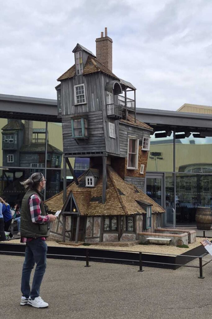 Das schiefe Weasley-Haus-Modell im Außenbereich der Harry Potter Studio Tour London.
