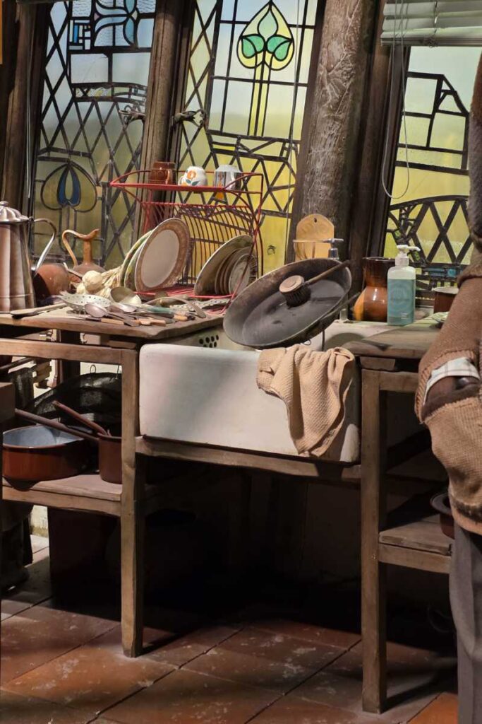 Das Spülbecken in der Weasley-Küche der Harry Potter Studio Tour London.