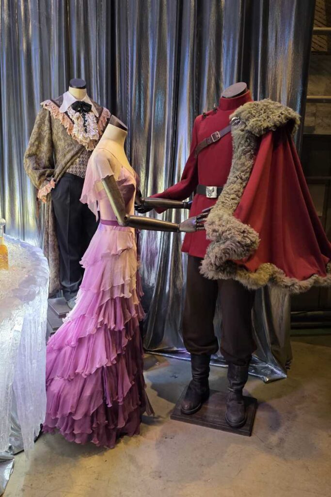 Hermines Ballkleid und die Durmstrang-Robe von Viktor Krum aus Harry Potter und der Feuerkelch in der Harry Potter Studio Tour London.