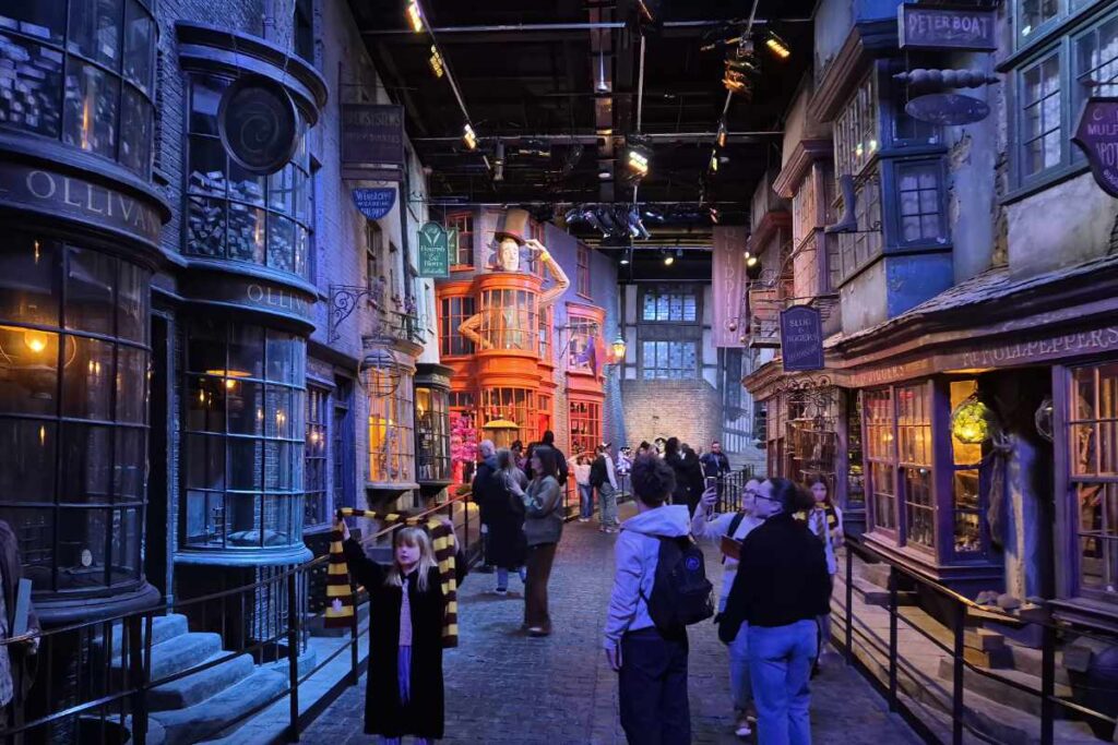 Die Winkelgasse mit schiefen Fassaden und bunten Läden in der Harry Potter Studio Tour London.