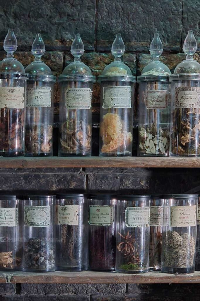 Nahaufnahme der beschrifteten Zaubertrank-Gläser im Klassenzimmer der Harry Potter Studio Tour London.