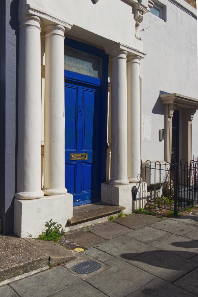 Die blaue Tür Westbourne Park Road 280 Notting Hill mit weißen Säulen